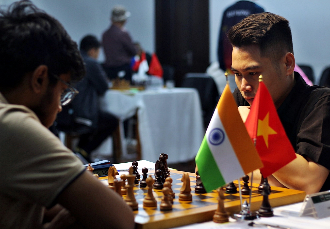 国际象棋棋手在激动人心的比赛中角逐，以达到大师标准